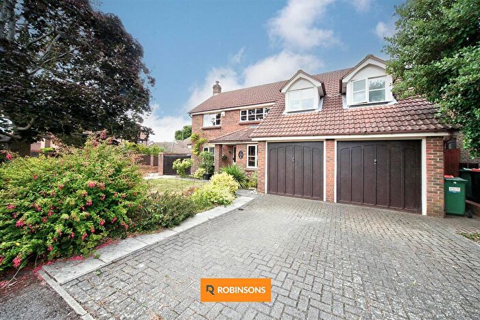 5 Bedroom Detached House For Sale In Woolpack Close, South West Dunstable, LU6