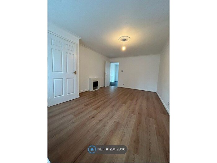 3 Bedroom Semi Detached House To Rent In Camelot Close, London, SE28