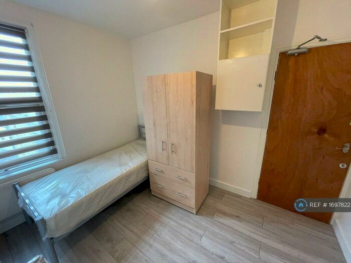 Studio To Rent In Fairview Road, London, N15
