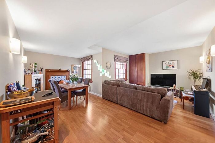 2 Bedroom Flat To Rent In Scott Avenue, Putney, London, SW15
