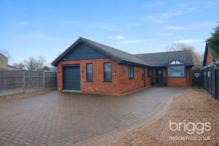 4 Bedroom Detached Bungalow For Sale In Lincoln Road, Glinton, PE6