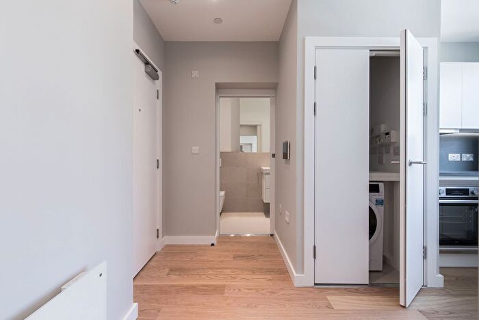 1 Bedroom Flat To Rent In Avonmore Road, London, W14