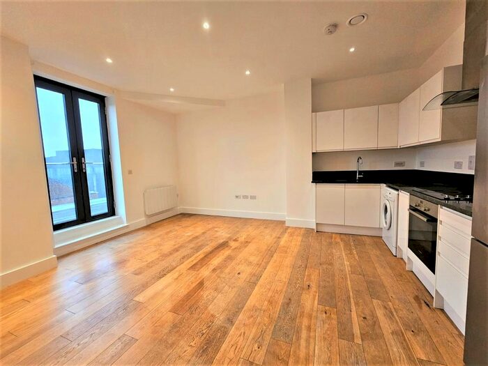 2 Bedroom Flat To Rent In High Street, Slough, SL1