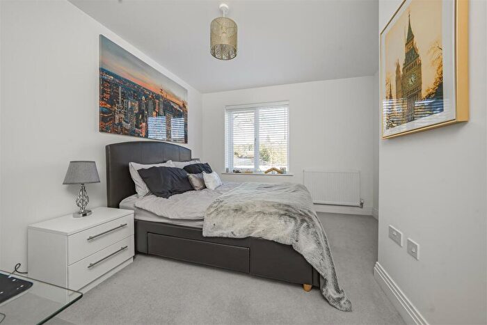2 Bedroom Flat For Sale In Garrett Crescent, Ottershaw, KT16