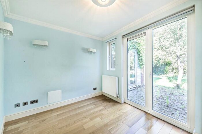 3 Bedroom Detached House To Rent In Mapesbury Road, Kilburn, NW2