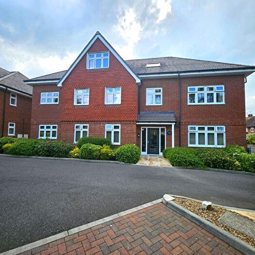 2 Bedroom Flat To Rent In Lionel Avenue, Wendover, HP22