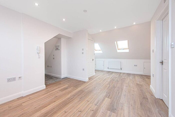 4 Bedroom Flat To Rent In Cheviot Gardens, Cricklewood, London, NW2