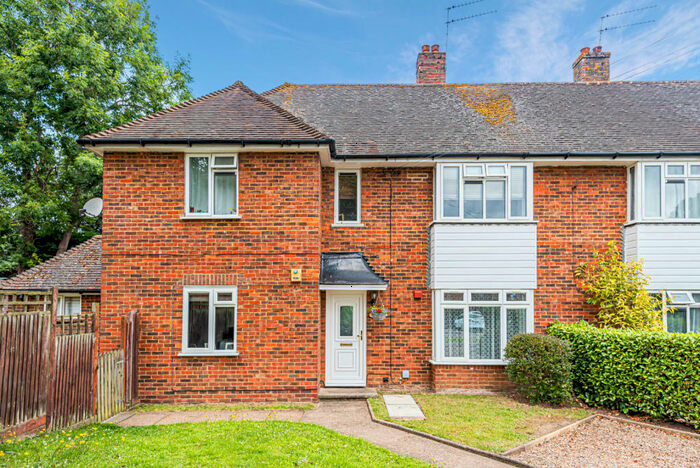 2 Bedroom Maisonette For Sale In Meadowlands, West Clandon, GU4