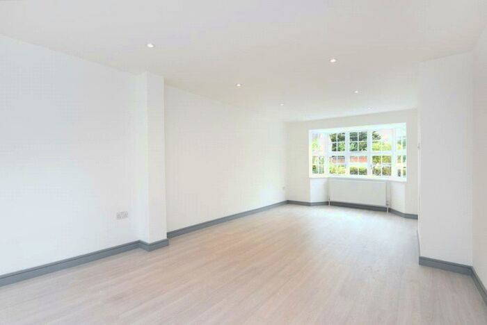 3 Bedroom Semi-Detached House To Rent In Brookland Rise, London, NW11