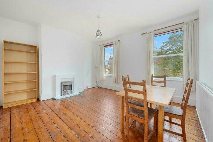 3 Bedroom Flat To Rent In Queens Drive, London, N4