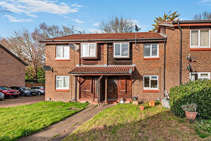1 Bedroom Flat For Sale In Willowmead Close, Woking, GU21