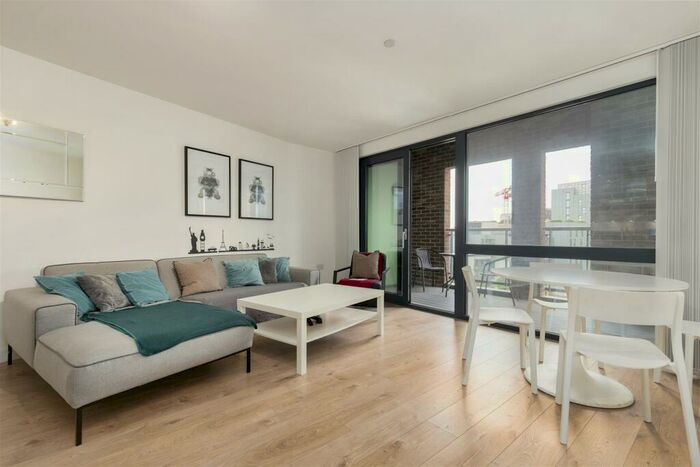 3 Bedroom Flat To Rent In Manhattan Plaza, London, E14