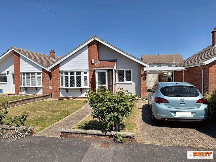 2 Bedroom Detached Bungalow For Sale In Briarwood Gardens, Hayling Island, PO11