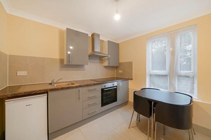 3 Bedroom Flat To Rent In Cedar Road, London, NW2