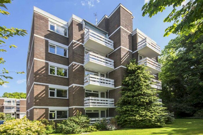 2 Bedroom Flat To Rent In Mountcombe Close, Surbiton, KT6