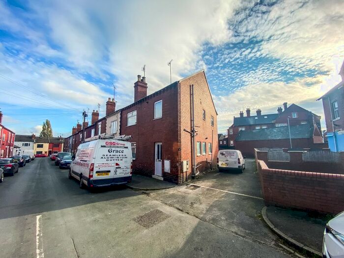 Houses for sale & to rent in WF9 4FG, Grove Way, Hemsworth Pontefract