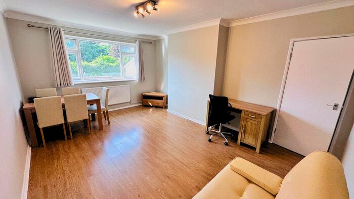 2 Bedroom Flat To Rent In Hempstead Road, Watford, WD17