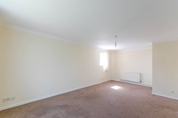 2 Bedroom Flat To Rent In Hove Gardens, Sutton, SM1