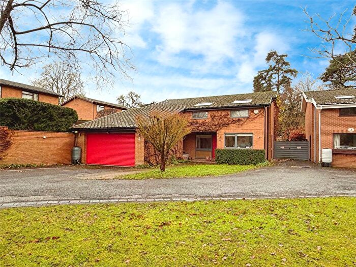 5 Bedroom Detached House For Sale In Coleridge Avenue, Yateley, Hampshire, GU46