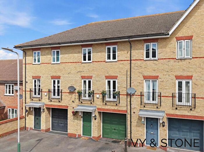 4 Bedroom Town House For Sale In Paignton Close, Romford, RM3