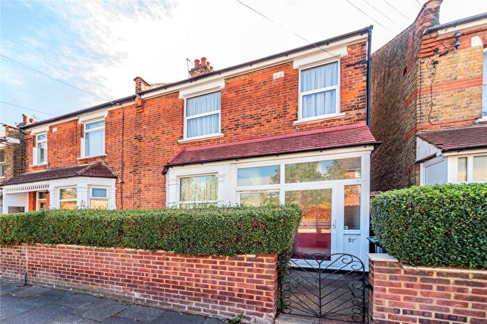 3 Bedroom Semi-Detached House For Sale In Park Road, London, N11