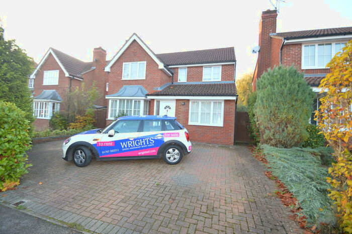 4 Bedroom Detached House To Rent In Gresley Close, Welwyn Garden City, AL8