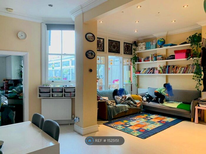 3 Bedroom Flat To Rent In Methuen Park, London, N10