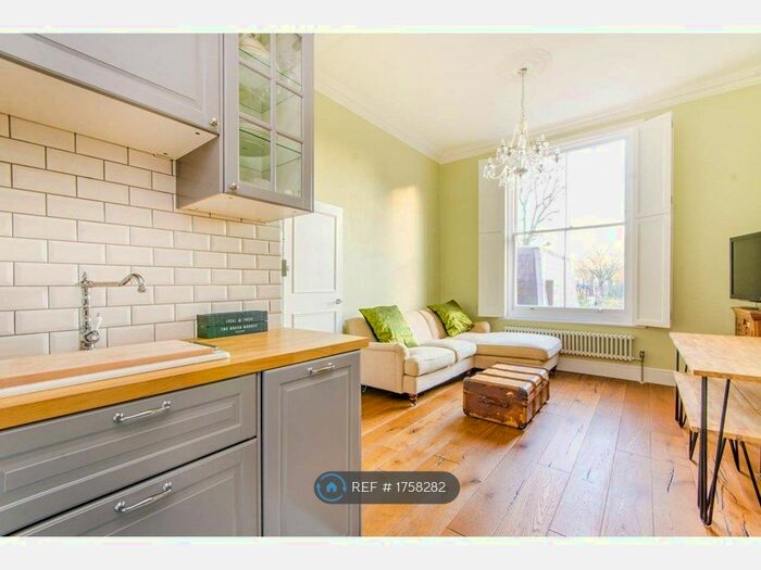 2 Bedroom Flat To Rent In First Floor, London, E3