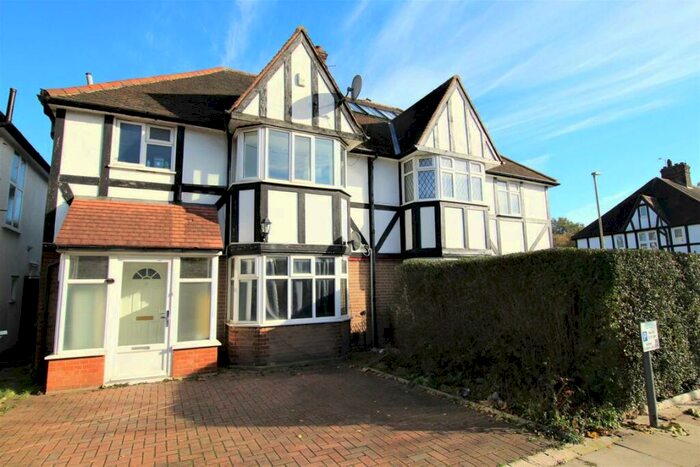 3 Bedroom Semi-Detached House To Rent In Long Lane, Finchley, N3