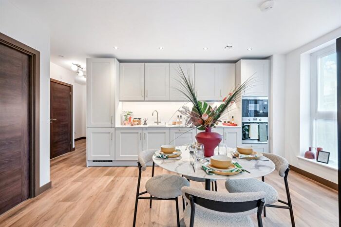 2 Bedroom Flat For Sale In Caxton Square, Alexandra Park Borders, London, N22