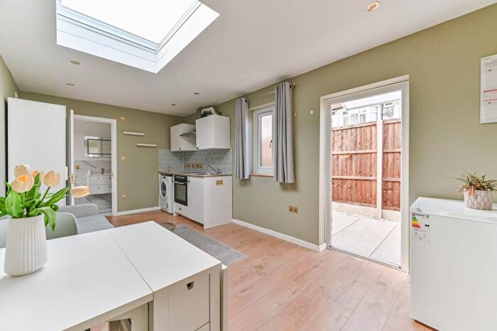 Studio To Rent In Tamworth Lane, Mitcham, CR4