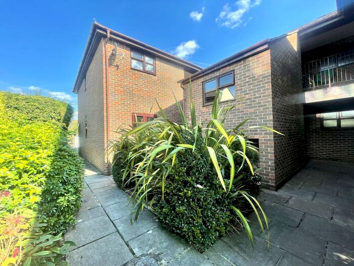 1 Bedroom Apartment To Rent In Caesars Court, Farnham, GU9