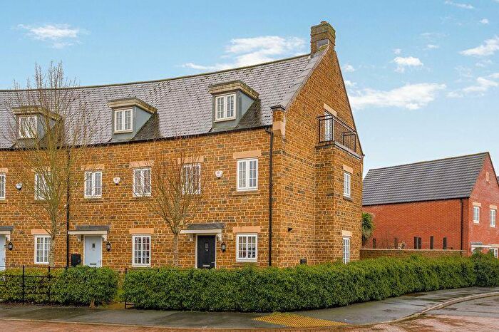 3 Bedroom Terraced House For Sale In Parsons Piece, Banbury, OX16