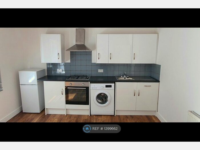 2 Bedroom Flat To Rent In Green Street, Enfield, EN3