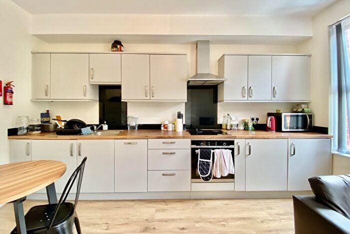 3 Bedroom Flat To Rent In Rattray Road, London, SW2