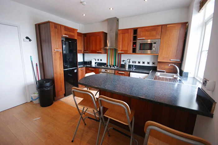 2 Bedroom Apartment To Rent In Chapel Market, Angel, N1