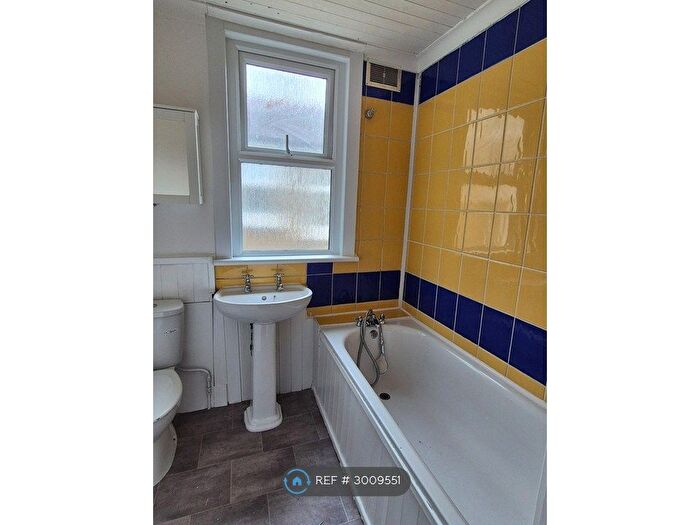 2 Bedroom Flat To Rent In Medusa Road, London, SE6
