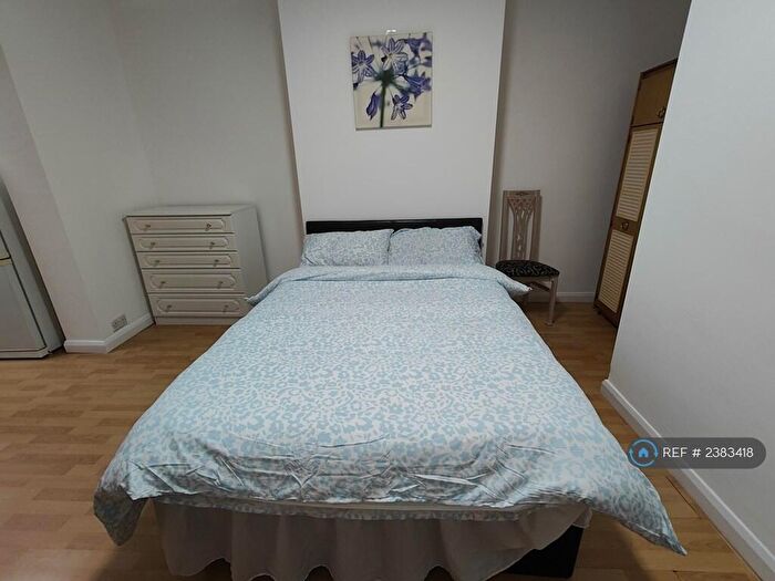 Studio To Rent In Malam Gardens, London, E14