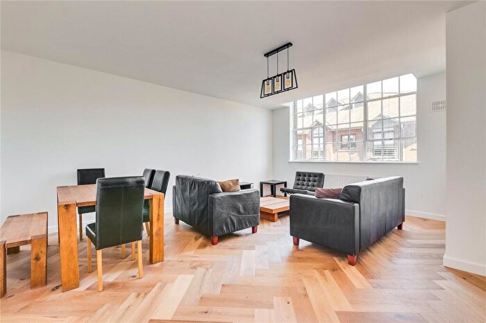 3 Bedroom Flat To Rent In Citybridge House, - Goswell Road, EC1V