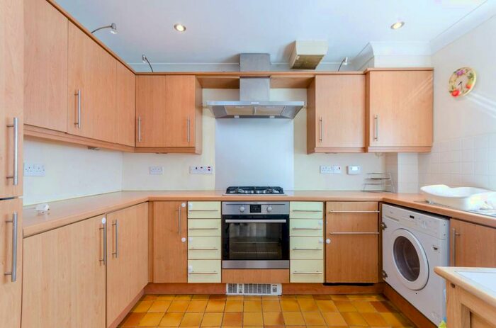 2 Bedroom Flat To Rent In Yeend Close, West Molesey, KT8