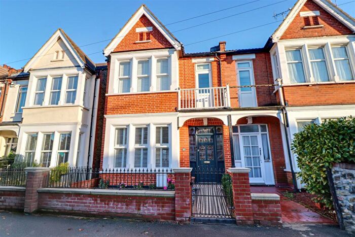 3 Bedroom Semi Detached House For Sale In Southbourne Grove, Westcliff-On-Sea, SS0