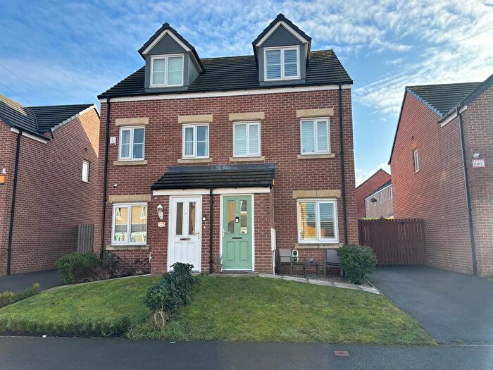 3 Bedroom Semi-Detached House For Sale In Siegen Way, Morley, Leeds, LS27