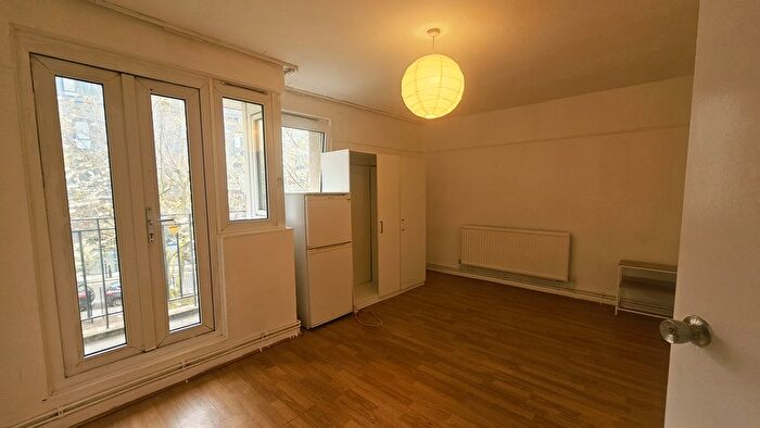 2 Bedroom Flat To Rent In Woodseer Street, London, E1