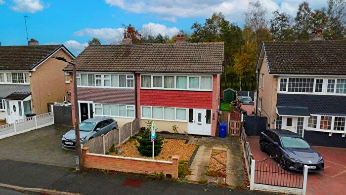 3 Bedroom Semi-Detached House For Sale In Wroxham Way, Doncaster, DN5