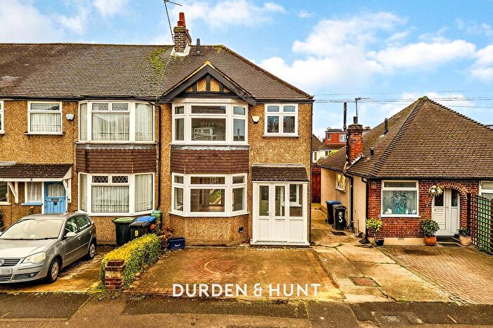 3 Bedroom Semi Detached House For Sale In Oakwood Hill, Loughton, IG10