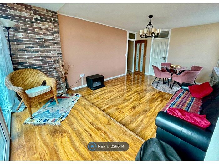 2 Bedroom Flat To Rent In Oldham Road, Manchester, M40