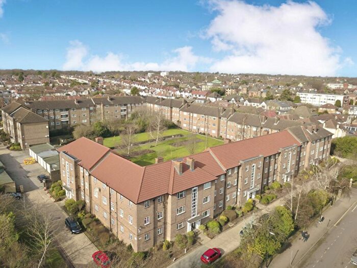 2 Bedroom Apartment To Rent In Malford Court, Malford Court, South Woodford, E18
