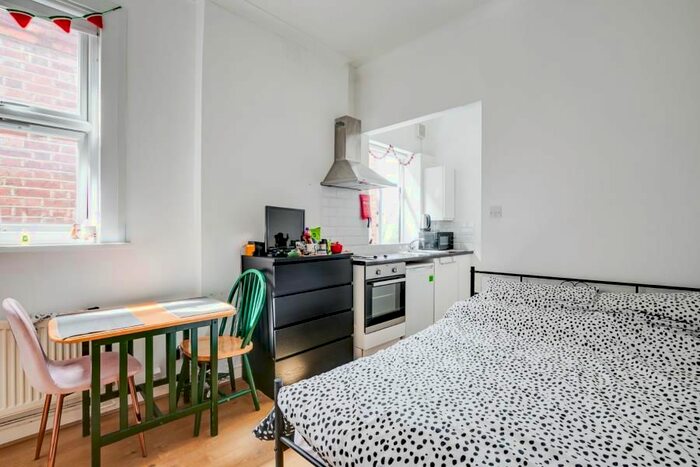 Studio To Rent In Manstone Road, Cricklewood, London, NW2