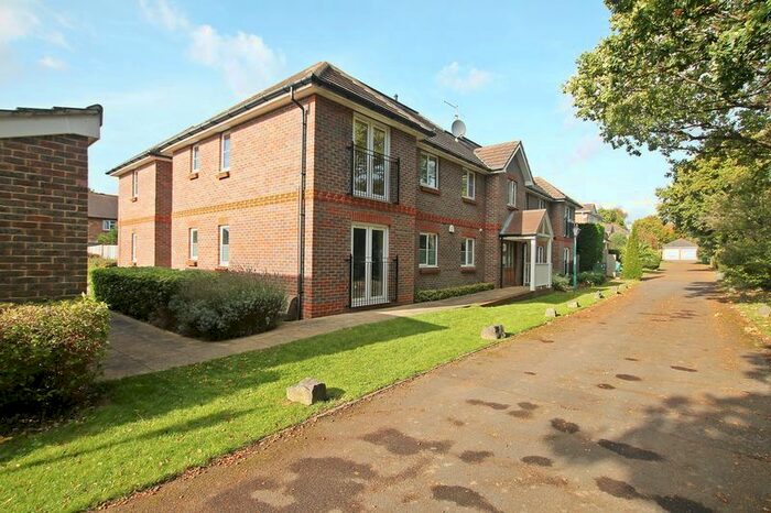 2 Bedroom Flat To Rent In Needlespar Court, Warsash, Southampton, SO31