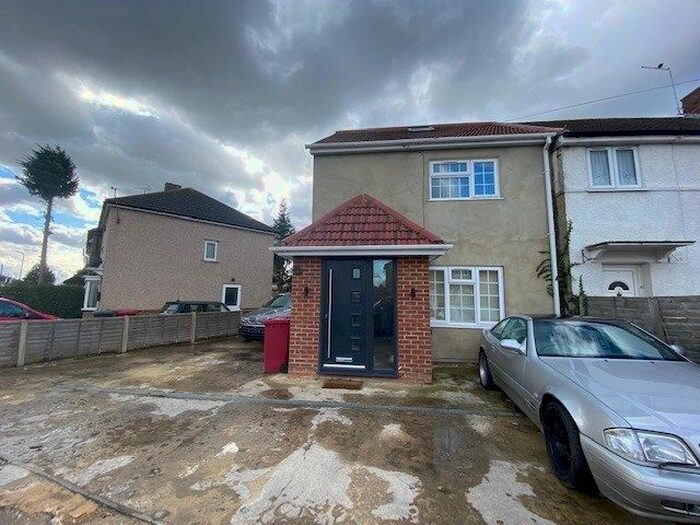4 Bedroom End Of Terrace House To Rent In Waterbeach Road, Slough, SL1